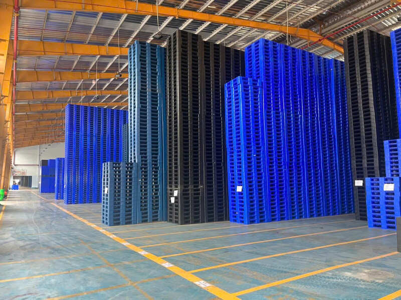 Pallet nhựa đen mặt lưới chắc chắn, khi lưu kho cần đặt nơi thoáng mát để duy trì tuổi thọ.